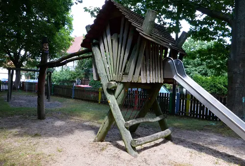SP Bachstraße Rutsche Spielturm mit Rutsche