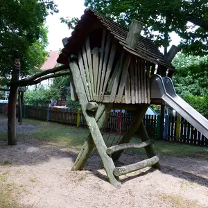 Spielturm mit Rutsche