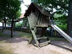 Spielturm mit Rutsche
