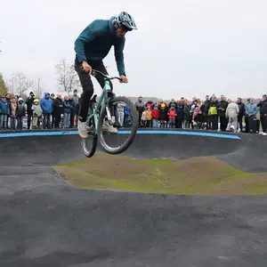 Ein Fahrer mit seinem Mountain Bike während des Sprunges in der Luft.