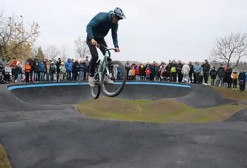 Ein Fahrer mit seinem Mountain Bike während des Sprunges in der Luft.