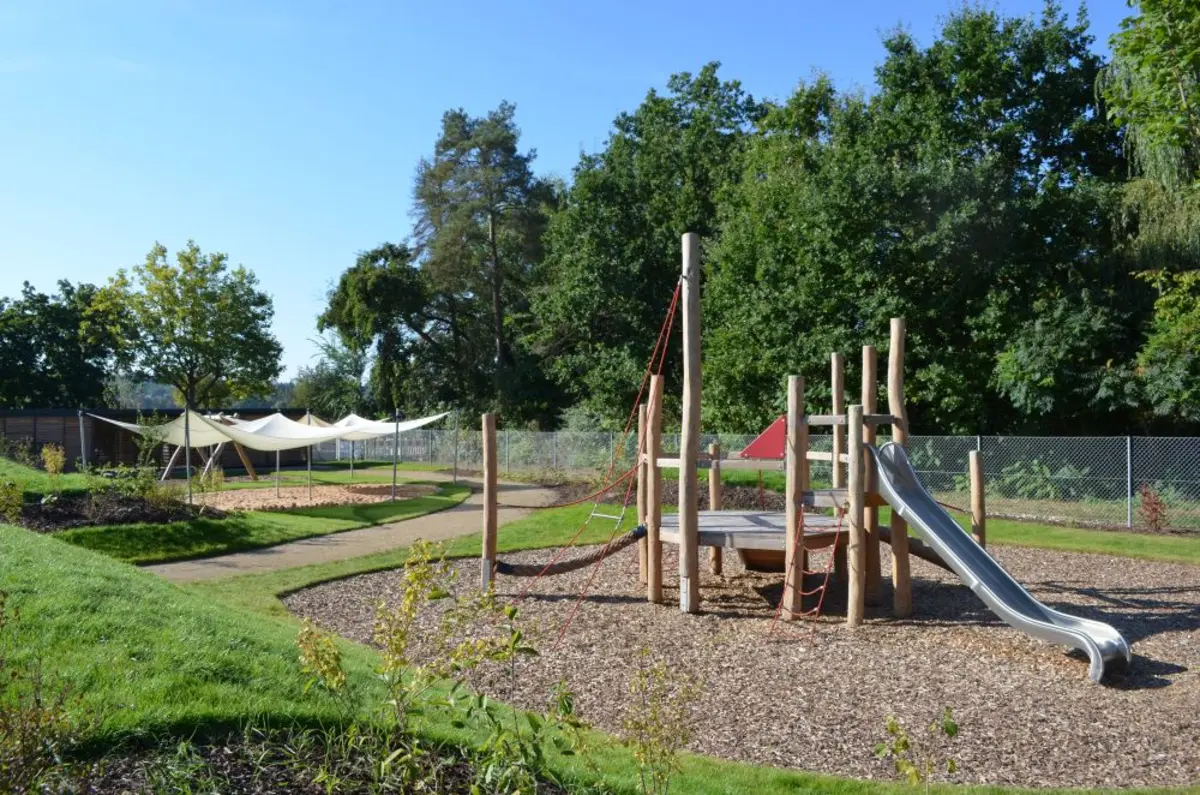 Außenbereich einer Mitti mit Spielgeräten