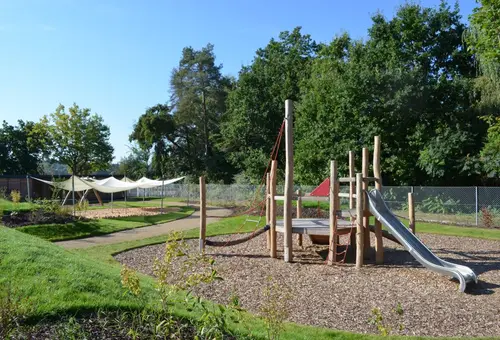 Außenbereich einer Mitti mit Spielgeräten