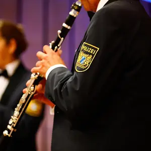 Zwei Klarinettenspieler mit dem Polizeiwappen auf dem Ärmel.