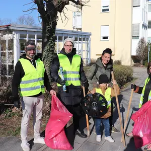 Ein Kind zeigt stolz die Rad-Zierblende. Dahinter vier Erwachsene