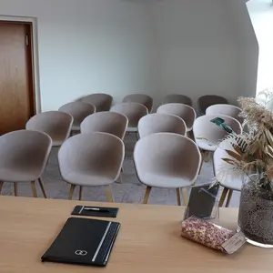 Blick vom Schreibtisch der Standesbeamtin auf die leeren Stühle des Trauzimmers.