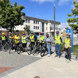 eine Gruppe von Radfahrern in Warnwest auf dem Rathausplatz Oberasbach 