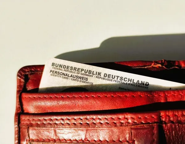 Personalausweis, der aus einer roten Geldbörse herauslugt