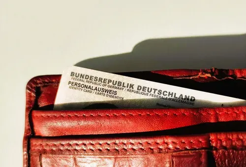 Personalausweis, der aus einer roten Geldbörse herauslugt