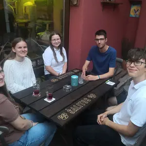 Sechs Jugendliche im Gespräch