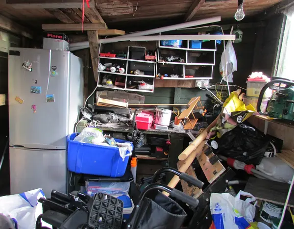Blick in Garage oder Lagerraum, der voller Unordnung ist.