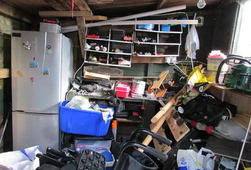 Blick in Garage oder Lagerraum, der voller Unordnung ist.