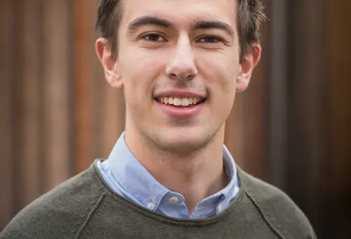 Portraitfoto von Simon Rötsch