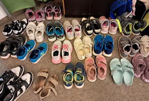 Eine Sammlung von Kinderschuhen vor der Bücherei