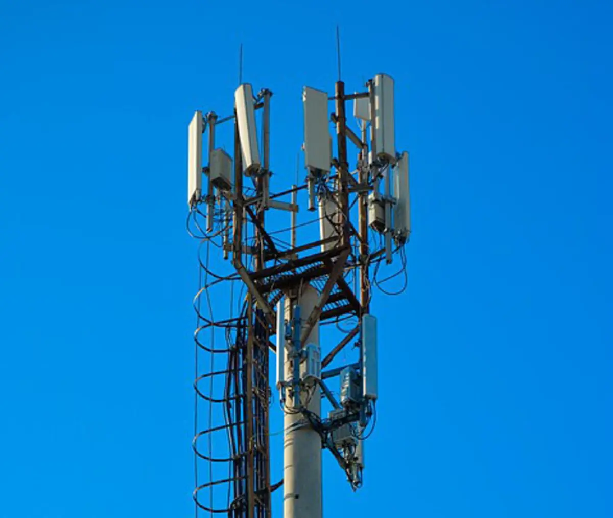 Mobilfunkantennenmast vor blauem Himmel
