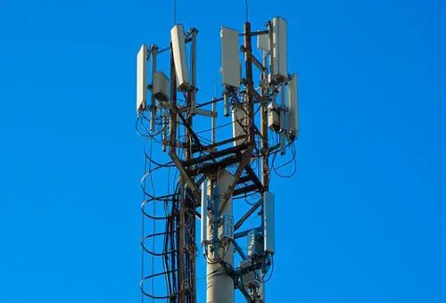 Mobilfunkantennenmast vor blauem Himmel
