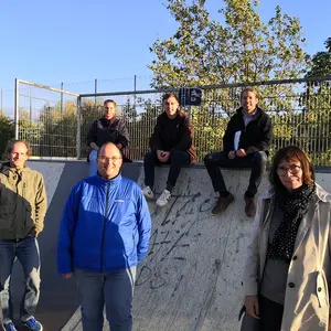 Die Stadträte (oben v.l.) Marie Schöttner, Simon Rötsch und Andreas Fleischmann mit (unten v.l.) Andreas Kölblinger, Stadtrat Felix Kißlinger und Renate Kölsch vom Bauamt auf und vor der gar nicht so kleinen Miniramp.