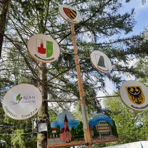 Blick auf den Partnerschaftsbaum mit den Wappen oder Logos der Oberasbacher Partnergemeinden