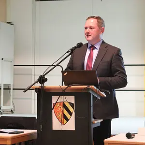 Ein Mann am Rednerpult