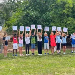 Elf Kinder stehen in einer Reihe und freuen sich über die Auszeichnung.