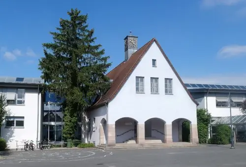 Haupt- und Nebengebäude der Pestalozzi-Grundschule in Kreutles