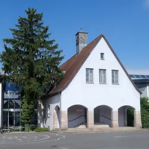 Haupt- und Nebengebäude der Pestalozzi-Grundschule in Kreutles
