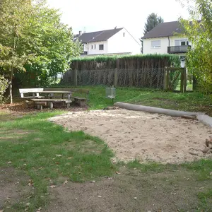 Der neue Sandstielbereich ohne starre Begrenzungen und neuerdings zwei Sitzbalken.