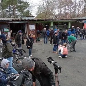 Hof des Jugendhauses, überall basteln Menschen an Fahrrädern