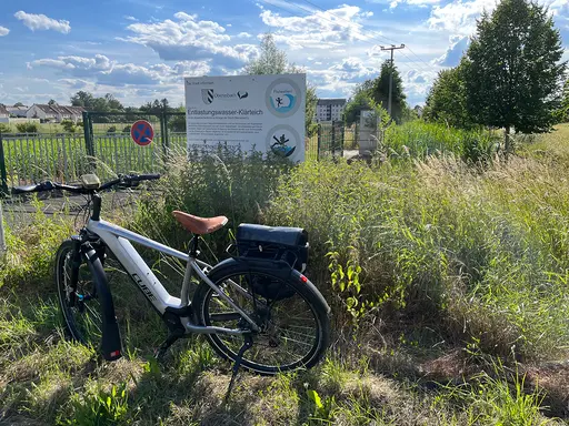 Ein Fahrrad vor dem Klärteich