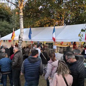Viele Menschen warten in einer Schlange vor dem Oberasbacher Verkaufsstand