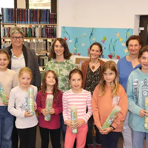 Gruppenbild mit vier Frauen und sechs Kindern im Vordergrund.