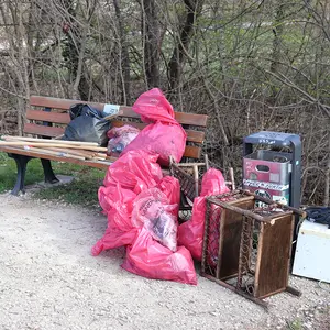 Gesammelte rote Müllsäcke und eine Regal und eine Mikrowelle