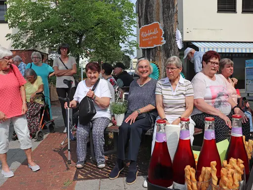 Senioren auf dem neuen Ratschbänkla vor der Alten Post