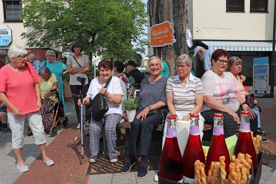 Senioren auf dem neuen Ratschbänkla vor der Alten Post