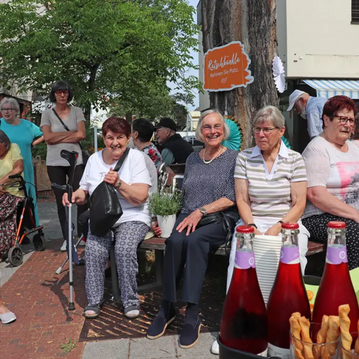 Senioren auf dem neuen Ratschbänkla vor der Alten Post