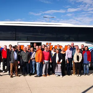 Gruppenbild mit gut 30 Personen vor dem Bus