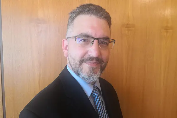 Porträtfoto von einem Mann mit Bart und Brille