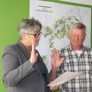 Birgit Huber und Rudolf Jordan, beide haben die rechte Hand zum Schwur erhoben.