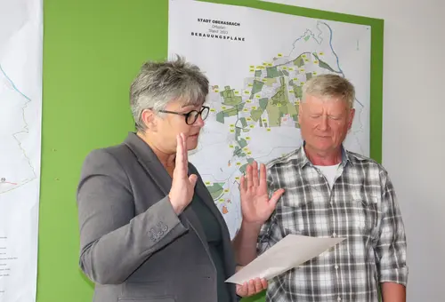 Birgit Huber und Rudolf Jordan, beide haben die rechte Hand zum Schwur erhoben.