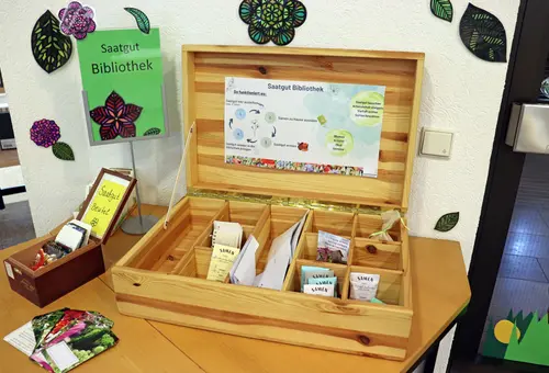 Eine Holzkiste mit Samentüten