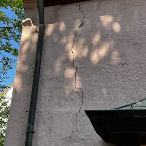 Außenwand mit Rissen im Putz