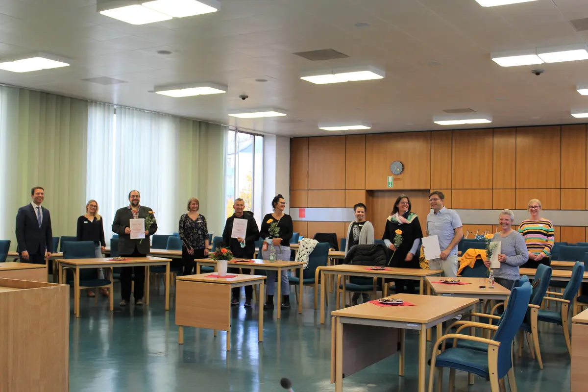 Landrat Matthias Dießl zeichnet zusammen mit Vertreterinnen des Allgemeinen Sozialen Dienstes des Landkreisamtes Pflegefamilien für ihr langjähriges Engagement aus.