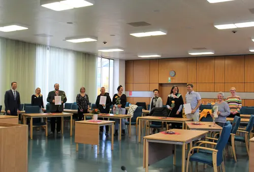 Landrat Matthias Dießl zeichnet zusammen mit Vertreterinnen des Allgemeinen Sozialen Dienstes des Landkreisamtes Pflegefamilien für ihr langjähriges Engagement aus.