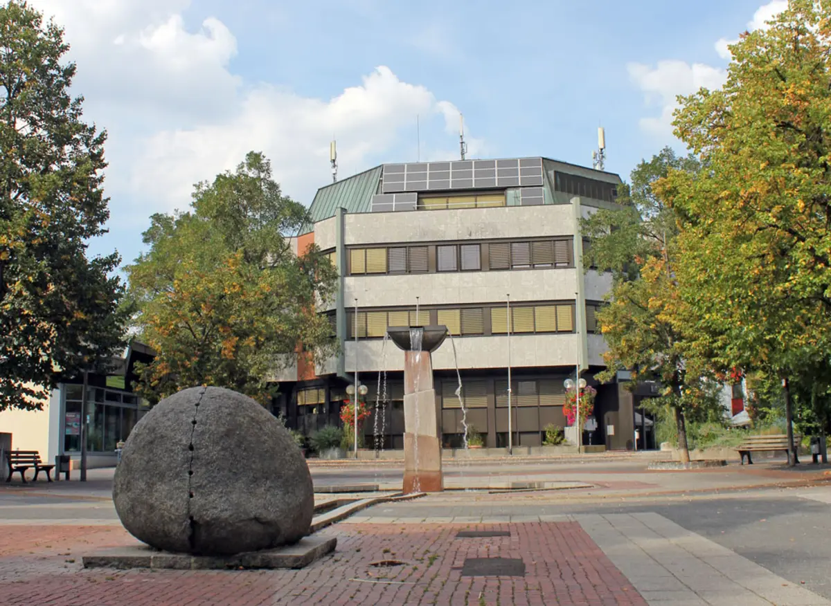 Rathaus im Sommer, Brunnen im Vordergrund