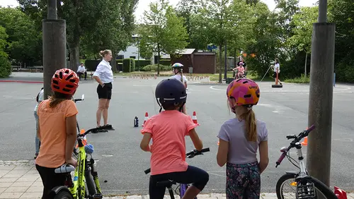 An fünf verschiedenen Stationen durften die anschließend Kinder üben.
