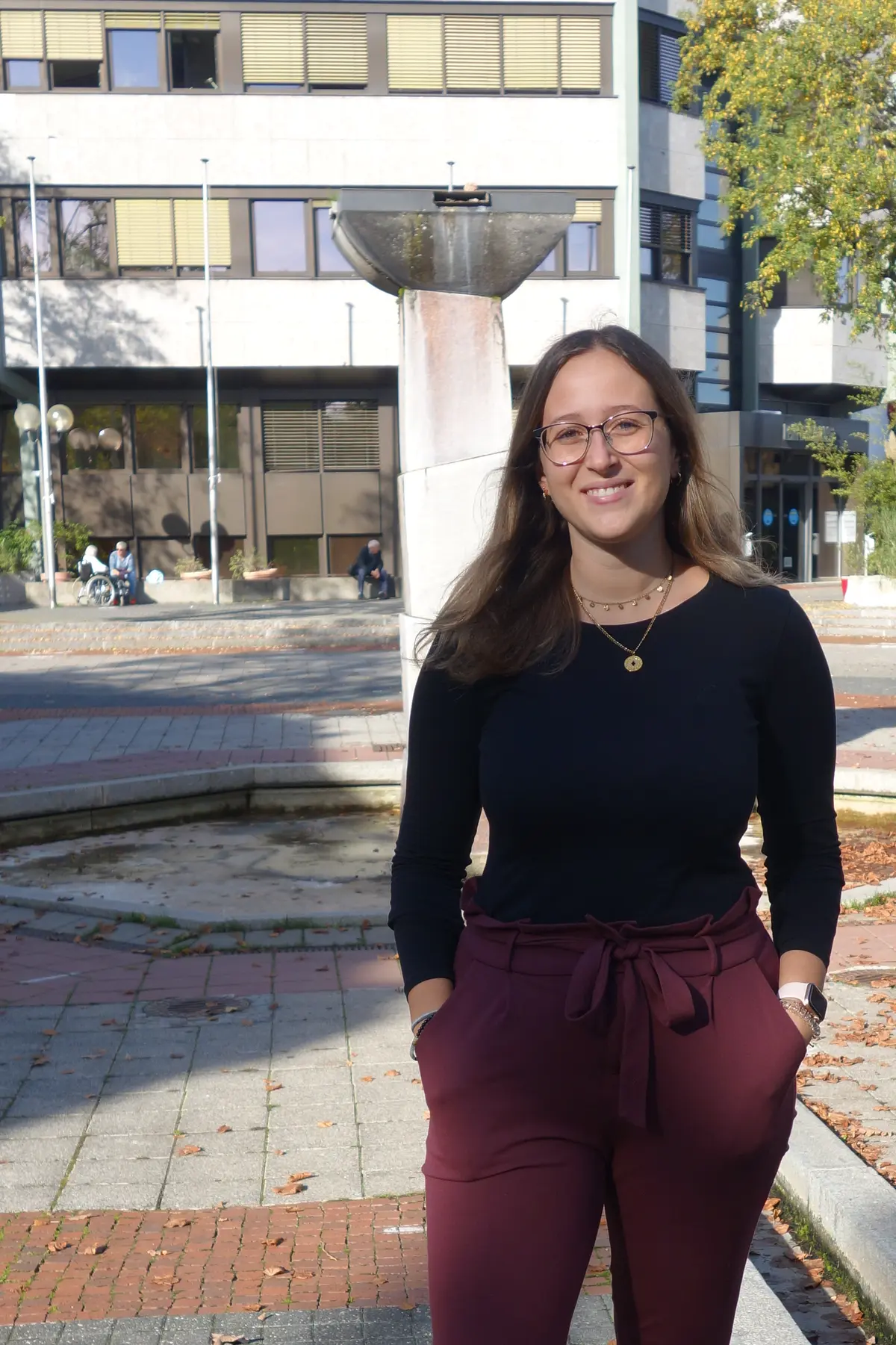 Julia Schramm vor Rathaus 