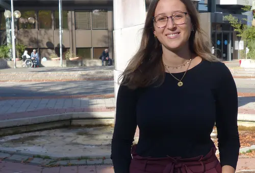 Julia Schramm vor Rathaus 