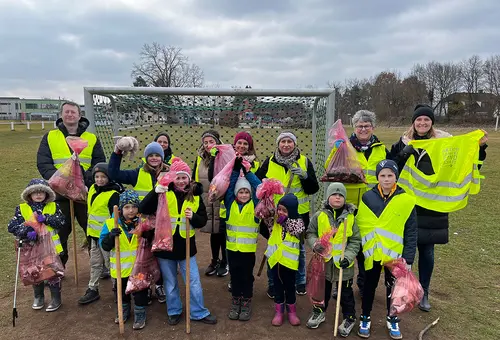 Gruppe von Menschen mit Watnwesten im Grün für alle