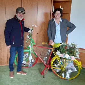 Passt farblich gut ins Büro der Bürgermeisterin, finden Birgit Huber und Zweiter Bürgermeister Norbert Schikora.