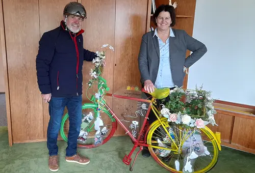 Passt farblich gut ins Büro der Bürgermeisterin, finden Birgit Huber und Zweiter Bürgermeister Norbert Schikora.